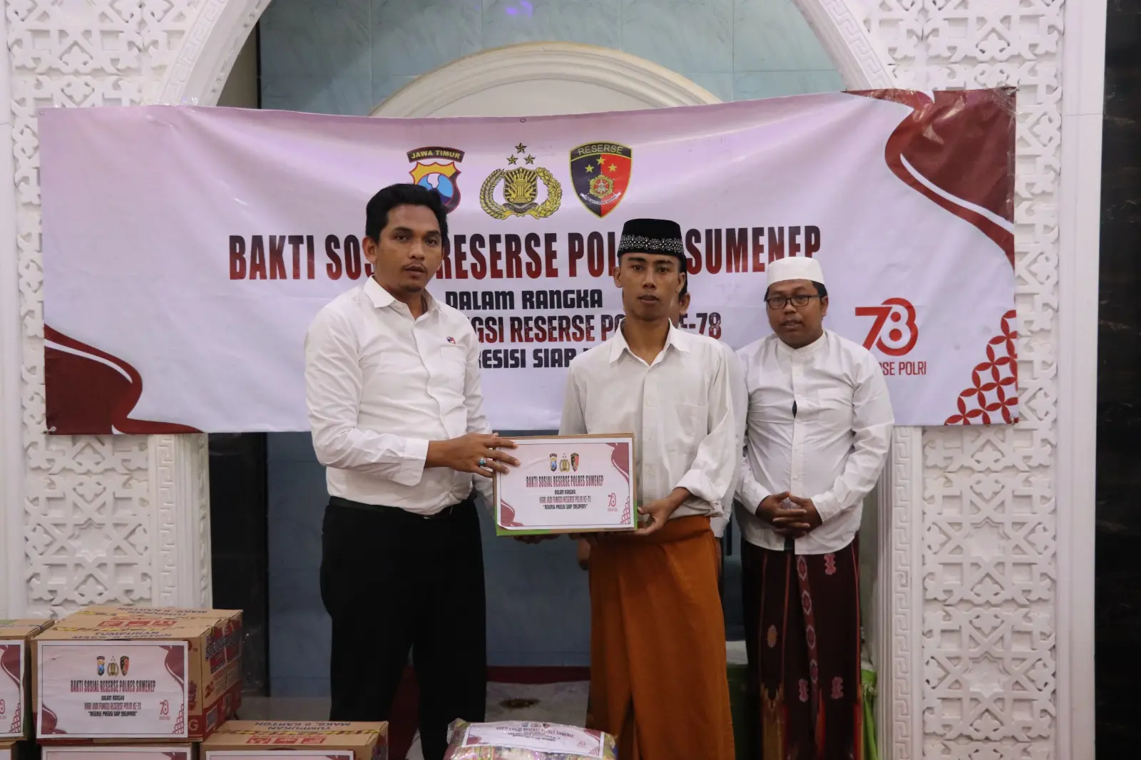 Bakti sosial Satreskrim Polres Sumenep memberikan bantuan kepada anak-anak Panti Asuhan Muhammadiyah pada peringatan HUT ke-78 Satreskrim Polri