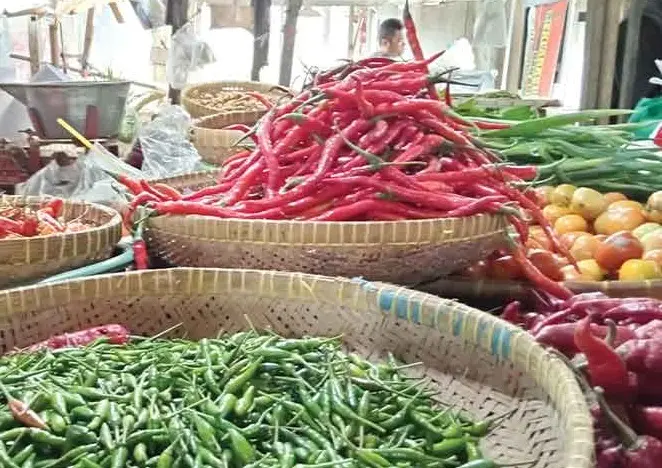 Pedagang cabai dan bawang melayani pembeli di pasar tradisional Cirebon saat harga pangan turun