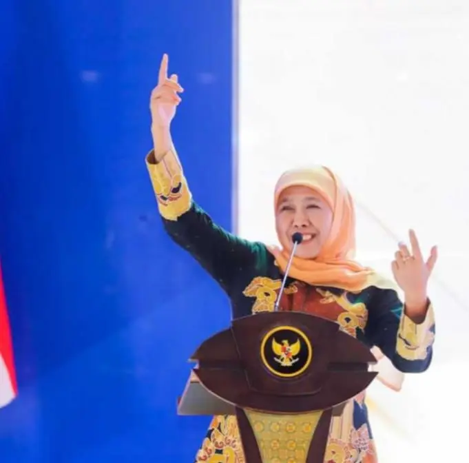 Gubernur Khofifah Indar Parawansa meluncurkan program bantuan pendidikan 2025 untuk siswa prasejahtera di Jawa Timur