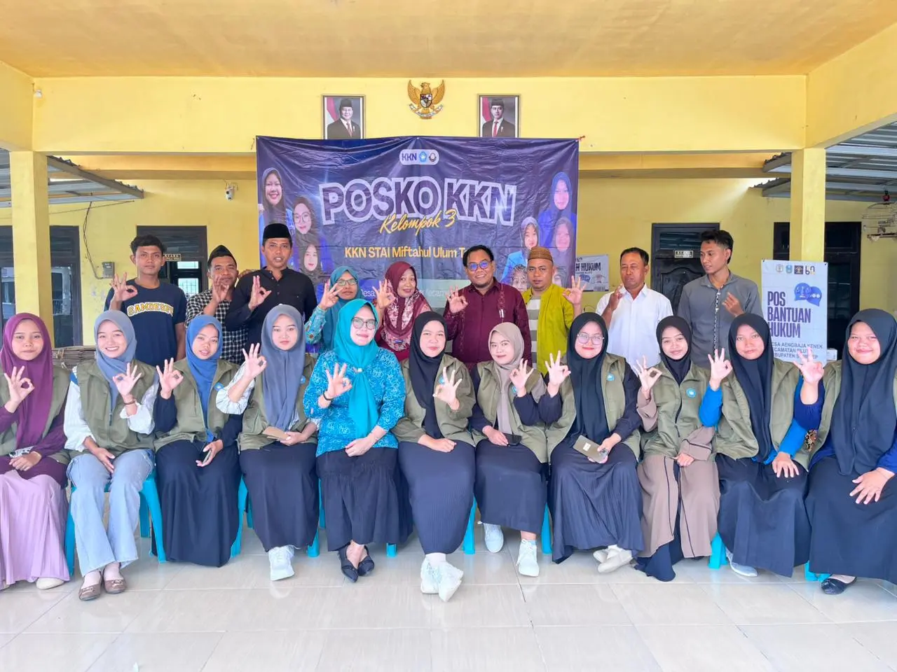 Foto Mahasiswi KKN STAI Miftahul Ulum Terate bersama perangkat Desa Aengbaja Kenek pada penutupan kegiatan KKN tahun 2025 di Balai Desa Aengbaja Kenek