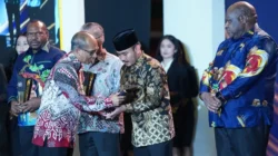 Bupati Bekasi Ade Kuswara Kunang menerima penghargaan percepatan pengentasan kemiskinan dari Mendagri Tito Karnavian di Hotel Borobudur Jakarta