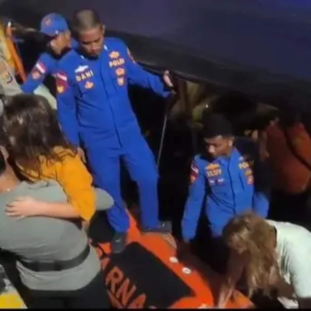 Tim SAR mencari korban hilang kecelakaan kapal KM Putri Sakinah di Labuan Bajo NTT