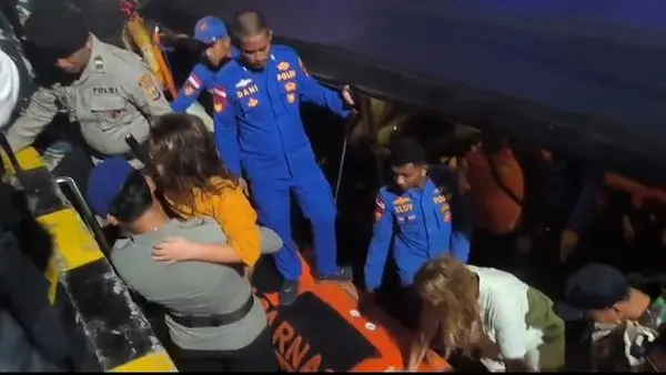 Tim SAR mencari korban hilang kecelakaan kapal KM Putri Sakinah di Labuan Bajo NTT