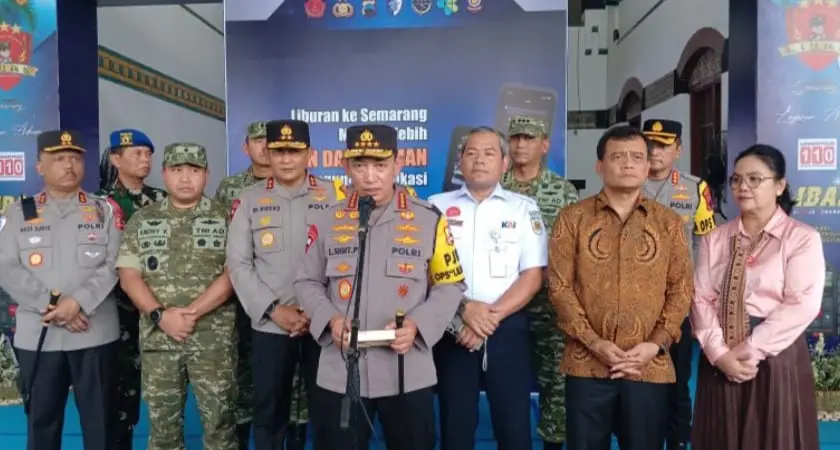 Kapolri Listyo Sigit Prabowo meninjau kesiapan pengamanan Nataru 2025/2026 di Stasiun Semarang Tawang, Jawa Tengah