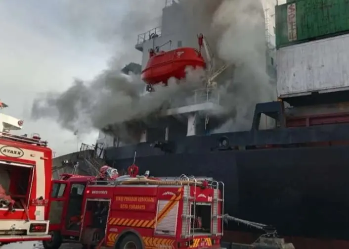 Petugas damkar memadamkan kebakaran kapal kontainer Verizon di Pelabuhan Tanjung Perak Surabaya