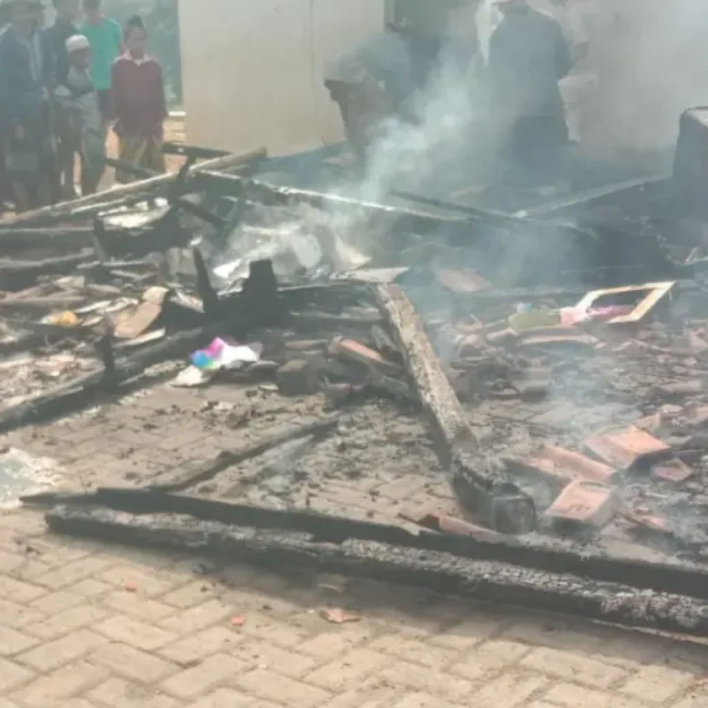 Kebakaran bangunan panggung di Pondok Pesantren Miftahul Ulum Pamekasan saat petugas dan warga melakukan pemadaman