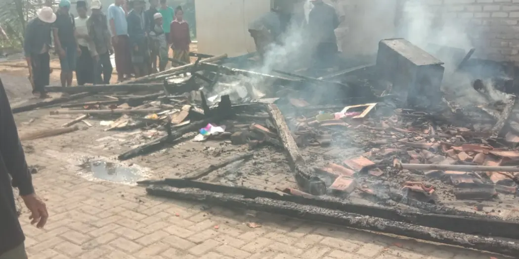 Kebakaran bangunan panggung di Pondok Pesantren Miftahul Ulum Pamekasan saat petugas dan warga melakukan pemadaman