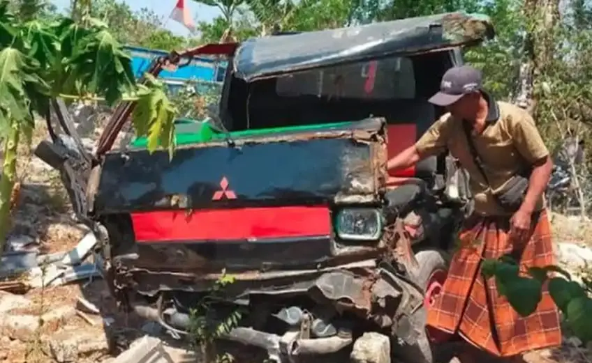 Petugas Satlantas Polres Sampang mengatur lalu lintas sebagai upaya menekan angka kecelakaan dan korban jiwa di tahun 2025