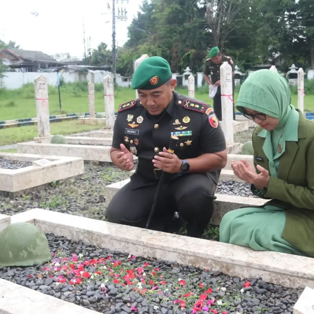 Ziarah Kodim 0827 Sumenep di Taman Makam Pahlawan Jokotole pada peringatan Hari Juang TNI AD 2025