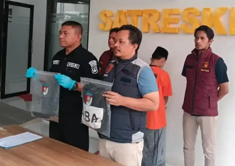 Petugas Polres Pamekasan merilis data kriminalitas 2025 yang menunjukkan peningkatan kasus penipuan dan satu tersangka pembunuhan masih DPO