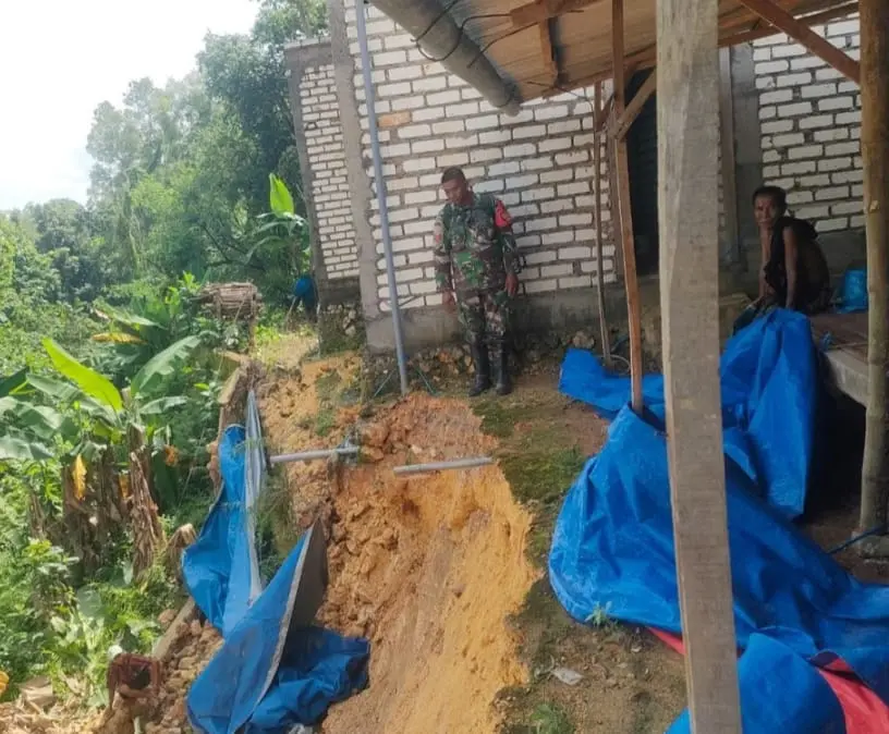 Tanah longsor sedalam 15 meter di Palengaan Laok Pamekasan mengancam rumah warga akibat hujan deras