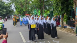 Siswa MI Nurul Hidayah Bluto mengikuti lomba gerak jalan formal HAB Kemenag RI ke-80 di Sumenep