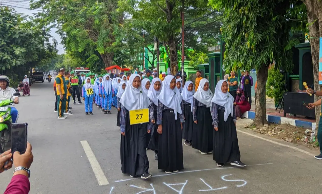 Siswa MI Nurul Hidayah Bluto mengikuti lomba gerak jalan formal HAB Kemenag RI ke-80 di Sumenep