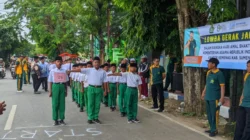 Siswa MI Nurul Hidayah Aengbaja Kenek mengikuti lomba gerak jalan HAB Kemenag ke-80 di Kabupaten Sumenep