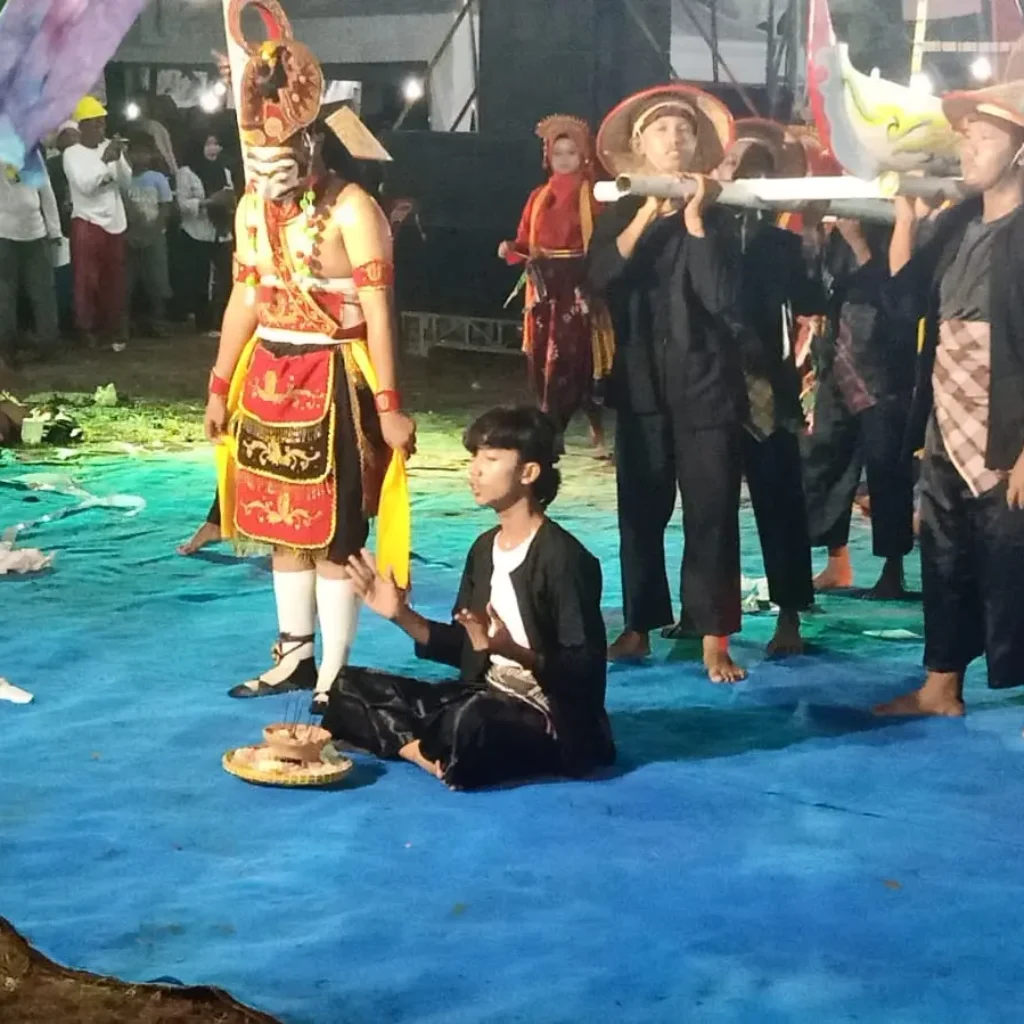 Prosesi Budaya Lenggi pada Festival Pesisir 4 di Giligenting Sumenep dengan ribuan pengunjung menyaksikan pertunjukan tradisi