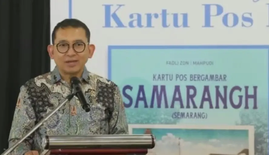 Menbud Fadli Zon meluncurkan Buku Kartu Pos Bergambar Samarangh di Kota Lama Semarang untuk pelestarian sejarah visual kota