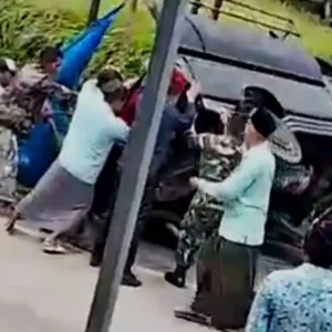 Mobil Pik Up Angkut Santri Terbalik di Waru Pamekasan, Tiga Santri Luka-Luka