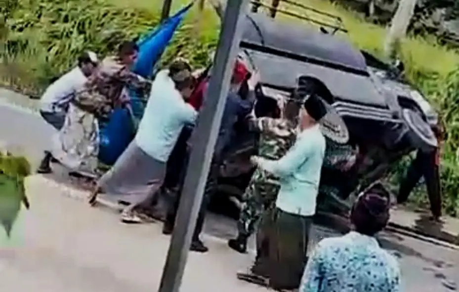 Mobil pikap pengangkut santri terbalik akibat tumpahan solar di Jalan Desa Tampojung Guwa, Kecamatan Waru, Pamekasan