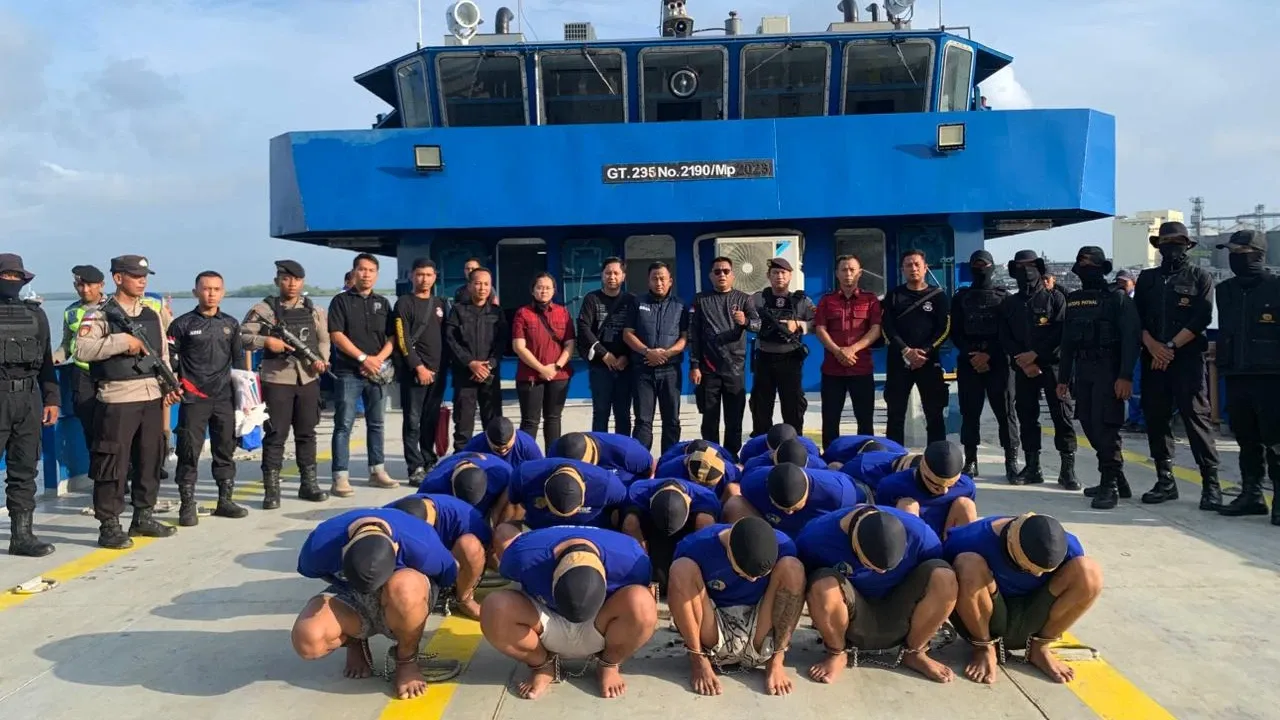 Petugas memindahkan napi risiko tinggi dari Lapas Cirebon ke Lapas Super Maksimum Nusakambangan