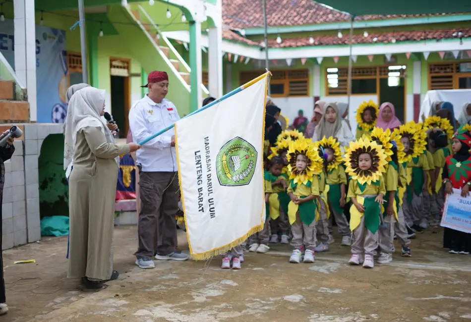 Santri Darul Ulum Lenteng Barat tampil kreatif dalam Parade Keindahan Dunia pada Class Meeting 2025 di Sumenep