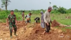 Pengawasan pembangunan Koperasi Desa Merah Putih Slopeng oleh Babinsa Koramil 0827/12 Dasuk di Dusun Tajjan Laok, Sumenep