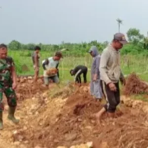 Pembangunan Koperasi Desa Merah Putih di Slopeng Dikawal Babinsa untuk Jamin Kualitas