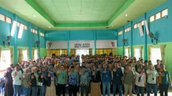Suasana kegiatan Pembinaan Kepegawaian dan Penyerahan Buku Rekening Gaji bagi PPPK Tahap I Formasi Tahun 2024 saat sesi foto bersama