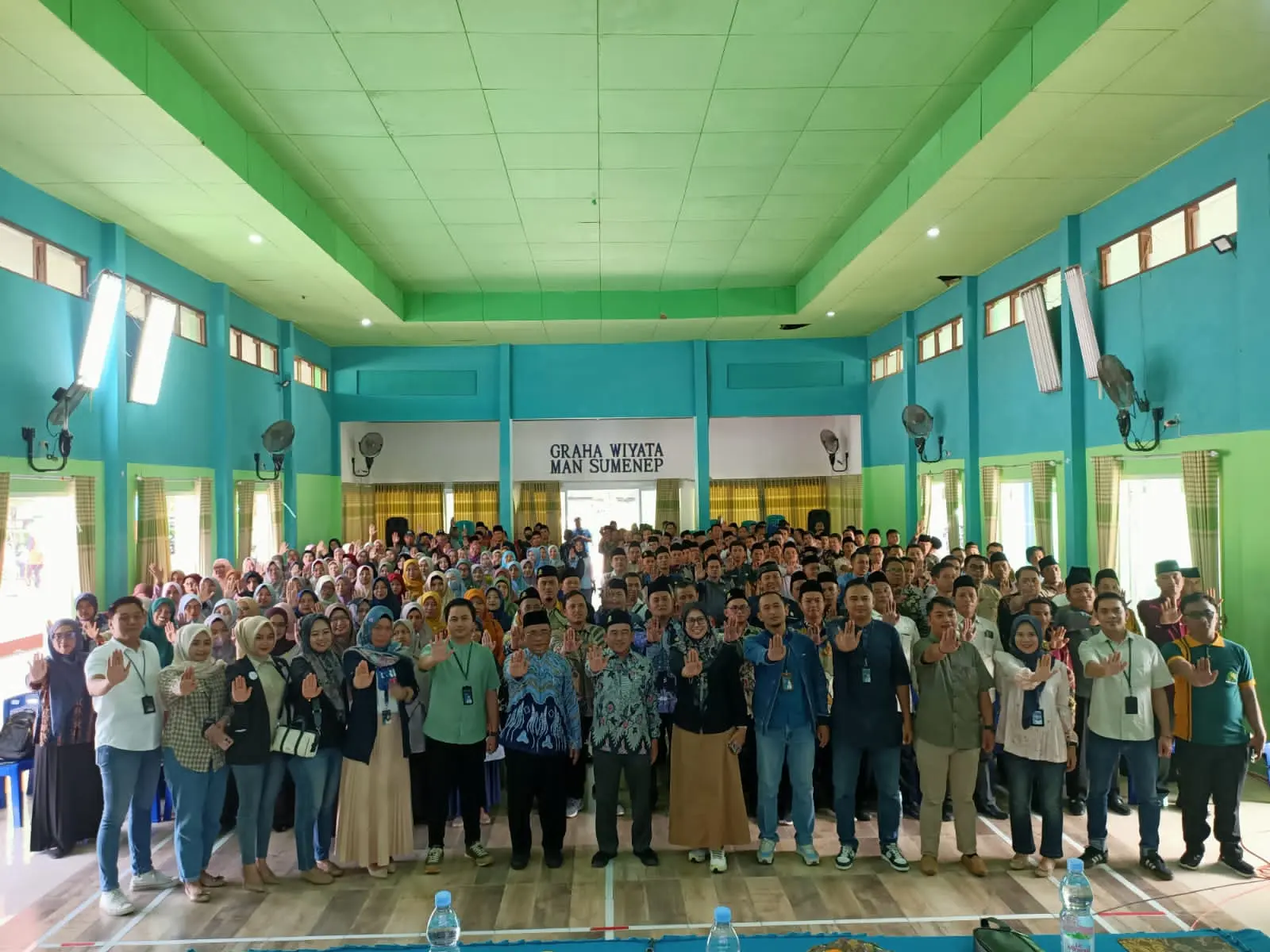 Suasana kegiatan Pembinaan Kepegawaian dan Penyerahan Buku Rekening Gaji bagi PPPK Tahap I Formasi Tahun 2024 saat sesi foto bersama