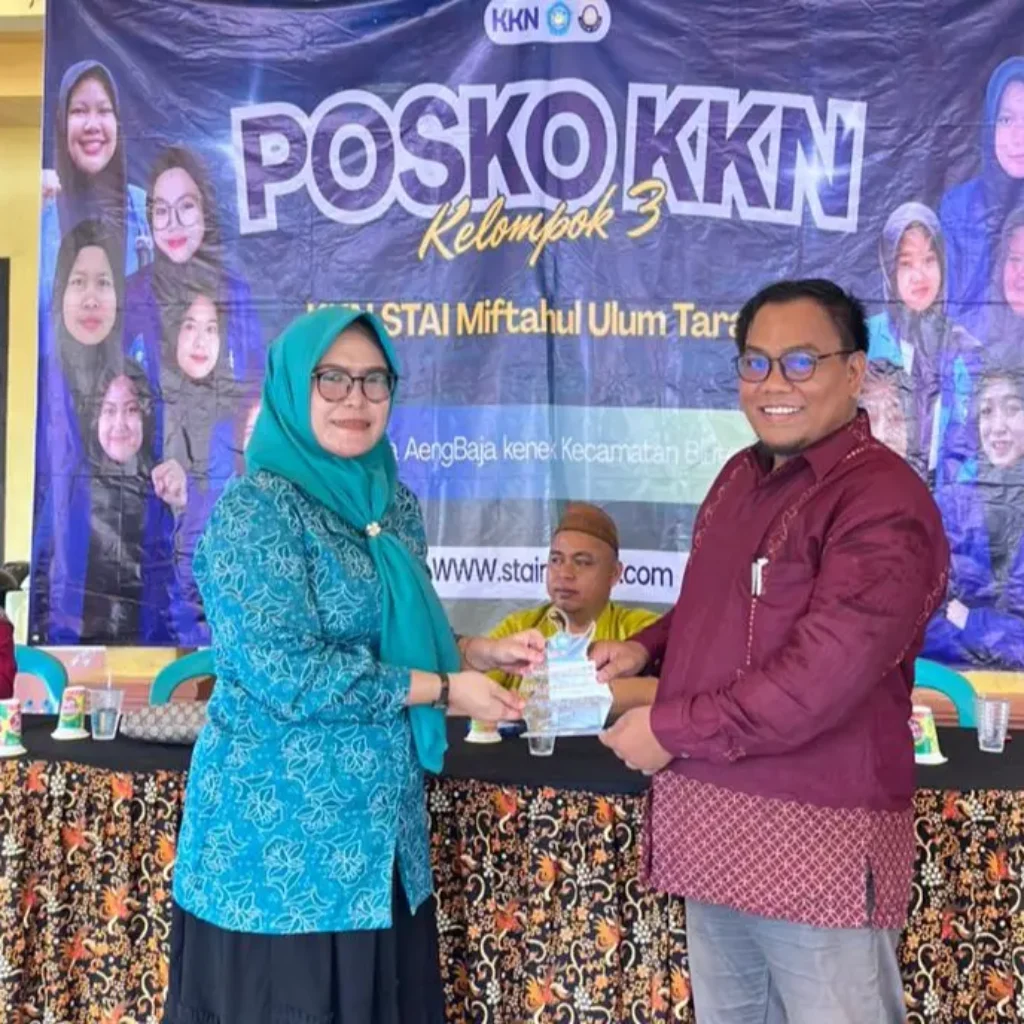 Penyerahan cendera mata KKN STAI Miftahul Ulum Terate kepada Pemerintah Desa Aengbaja Kenek pada penutupan program KKN 2025