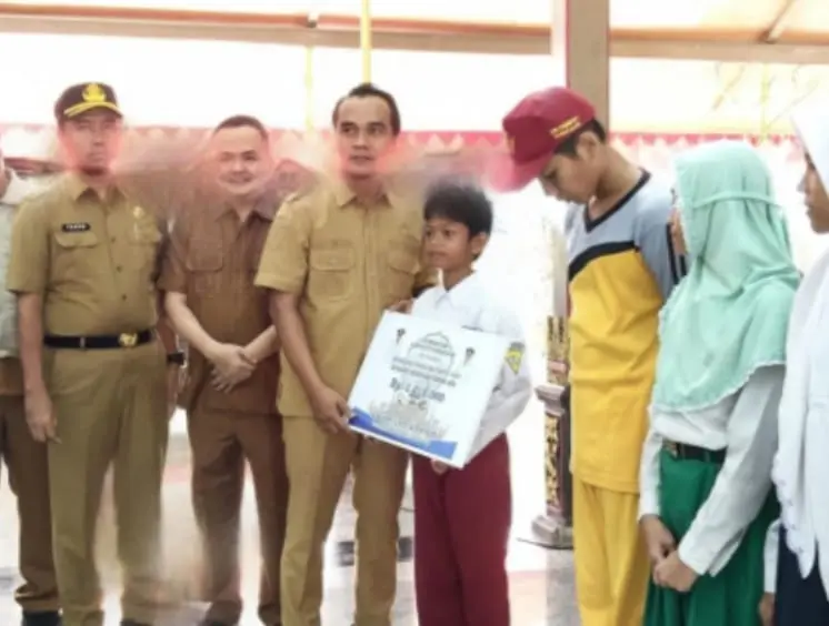 Penyerahan beasiswa pendidikan Pemkab Bangkalan 2025 oleh Bupati Lukman Hakim di Pendopo Agung Bangkalan