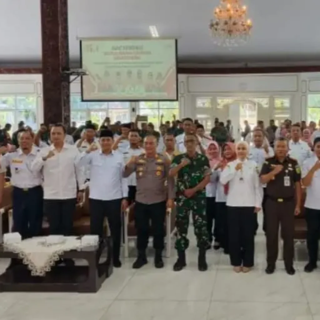 Rakor Tiga Pilar Kendal bersama Forkopimda membahas pengamanan Natal 2025 dan Tahun Baru 2026 di Pendopo Tumenggung Bahurekso