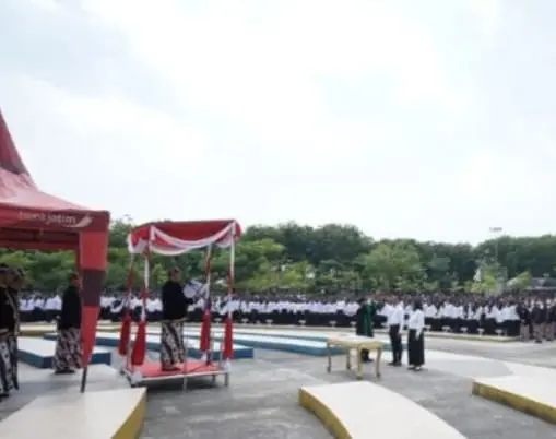 Bupati Sampang menyerahkan SK PPPK Paruh Waktu 2025 kepada ribuan tenaga honorer di Alun-alun Trunojoyo
