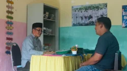 Ayah mengambil rapor anak di sekolah dalam Gerakan Ayah Mengambil Rapor Pemkab Sumenep