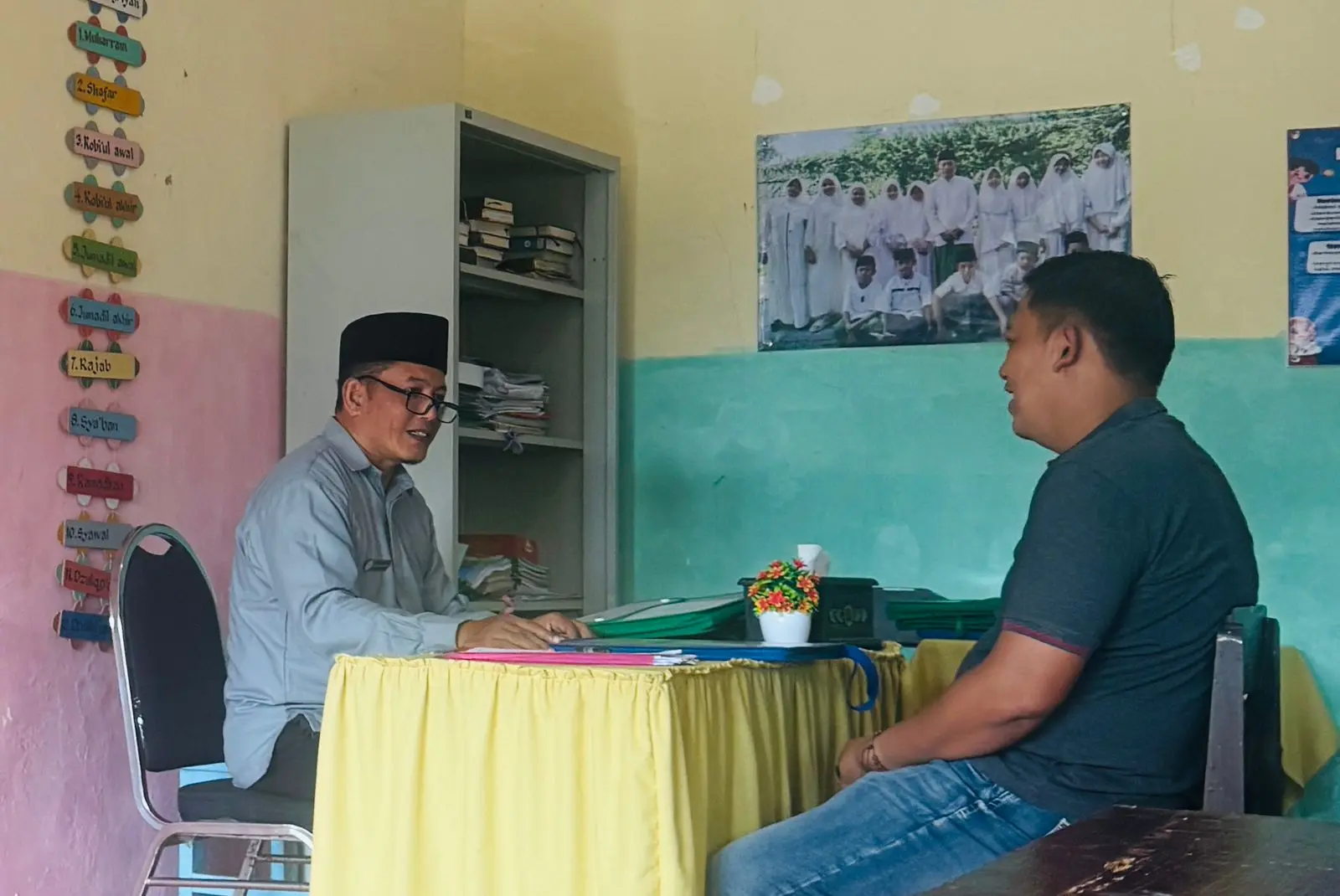 Ayah mengambil rapor anak di sekolah dalam Gerakan Ayah Mengambil Rapor Pemkab Sumenep
