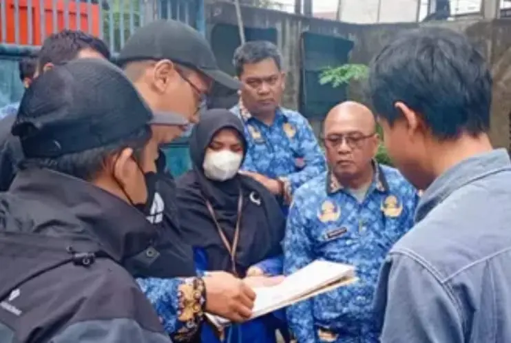 Petugas DLH Kota Bekasi mengambil sampel air untuk menyelidiki dugaan pencemaran limbah cair pabrik di Bantargebang