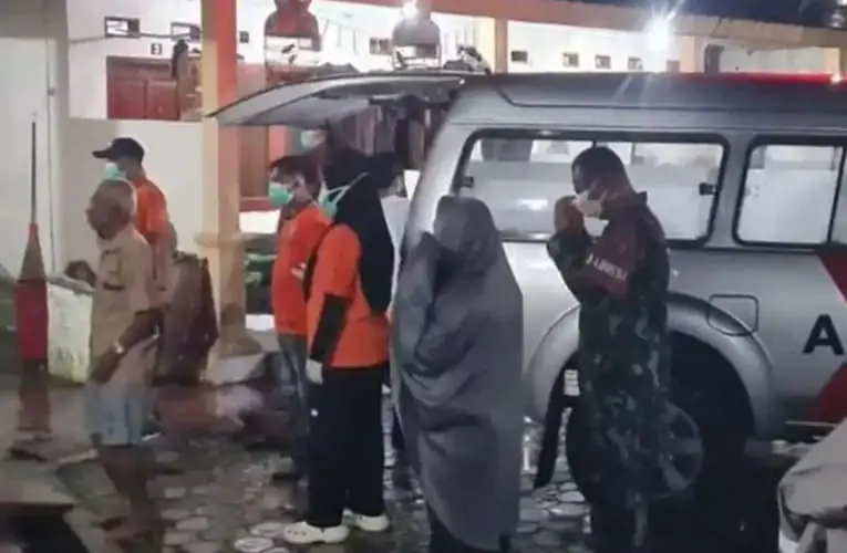 Polisi melakukan olah TKP penemuan jenazah pensiunan TNI di kamar kos Pamekasan Madura