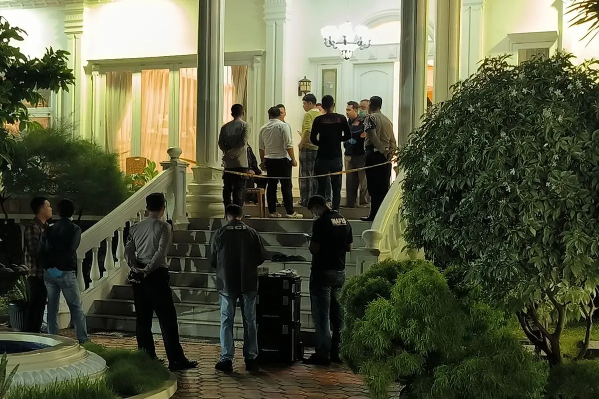 Polisi memeriksa rumah Dewan Pakar PKS Cilegon terkait kasus kematian anak