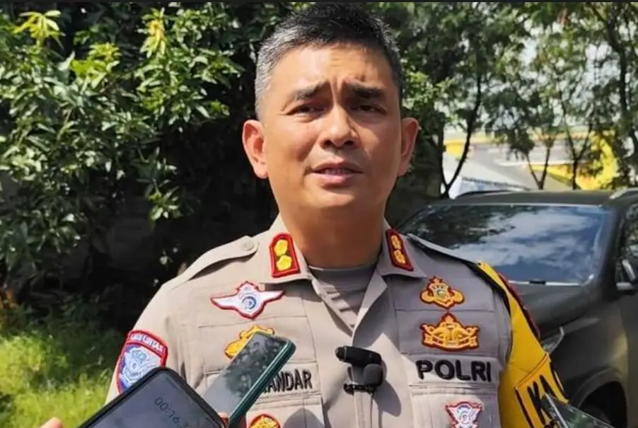 Polisi dan perangkat desa mengecek lokasi jalan aspal terkelupas akibat banjir di Cirebon