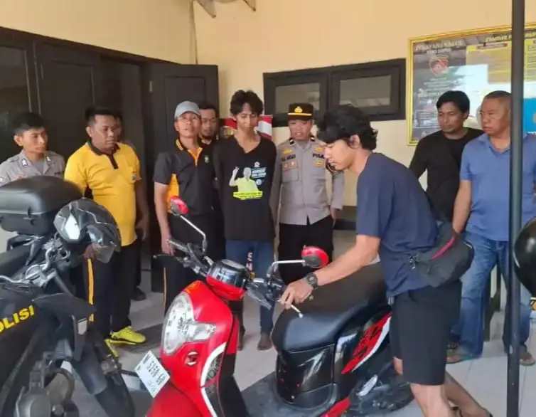 Petugas Polsek Jrengik menangkap pelaku pencurian motor Scoopy di jembatan Jungkarang Sampang