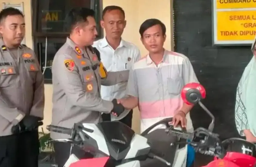 Kapolres Bangkalan menyerahkan sepeda motor hasil pengungkapan kasus curanmor kepada korban dalam konferensi pers akhir tahun 2025