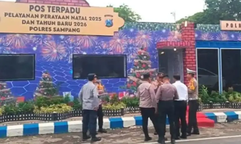 Personel Polres Sampang menyiapkan pos pengamanan Operasi Lilin Semeru 2025 untuk pengamanan Natal dan Tahun Baru