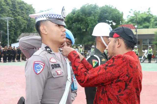 Kapolres Sumenep memimpin apel gelar pasukan Operasi Lilin Semeru 2025 pengamanan Natal dan Tahun Baru