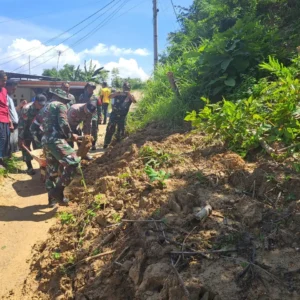 Polsek Guluk-Guluk Sigap Tangani Longsor di Dusun Artakoh, Akses Jalan Antar Desa Terputus