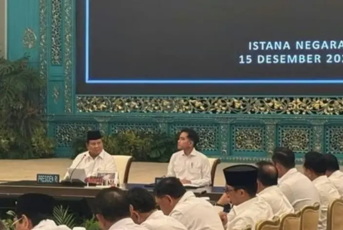Presiden Prabowo Subianto memimpin Sidang Kabinet Paripurna membahas penanganan bencana Sumatera di Istana Kepresidenan Jakarta