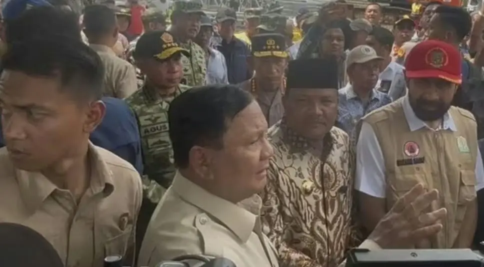 Prabowo Subianto meninjau pembangunan jembatan bailey yang rusak akibat banjir bandang di Kabupaten Bireuen, Aceh