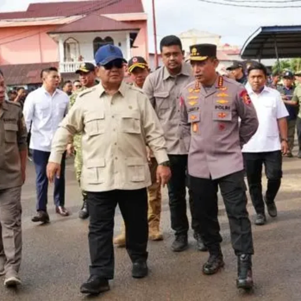 Prabowo Subianto meninjau posko pengungsian korban banjir di Tapanuli Tengah bersama Kapolri untuk memastikan penanganan bencana berlangsung maksimal