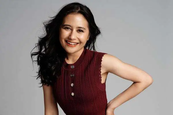 Prilly Latuconsina hadir di akad nikah fans di Yogyakarta dengan kebaya sederhana