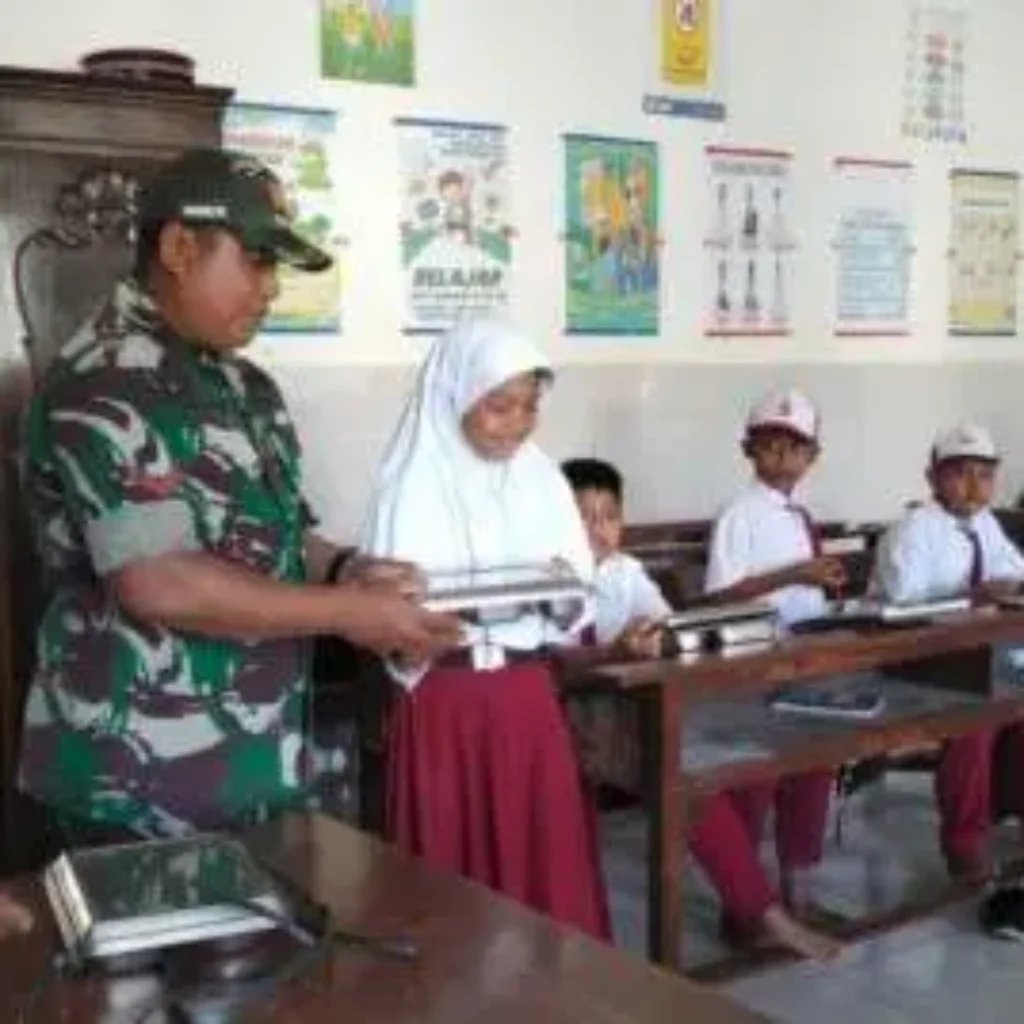 Babinsa Koramil 0827/18 Kangean mendampingi pembagian makanan Program Makan Sehat Bergizi di SDN Arjasa 1 Kecamatan Arjasa, Kepulauan Kangean