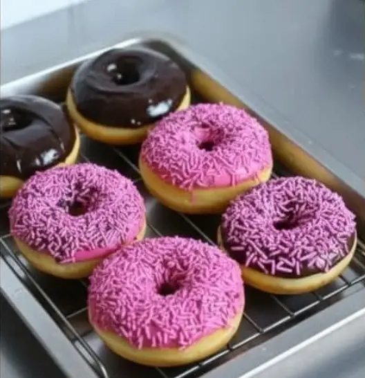 Donat empuk tanpa gagal dengan tekstur lembut dan topping manis