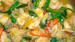 Foto udang tauco cabe ijo pedas gurih dengan irisan cabai hijau segar, disajikan di piring dengan nasi putih hangat